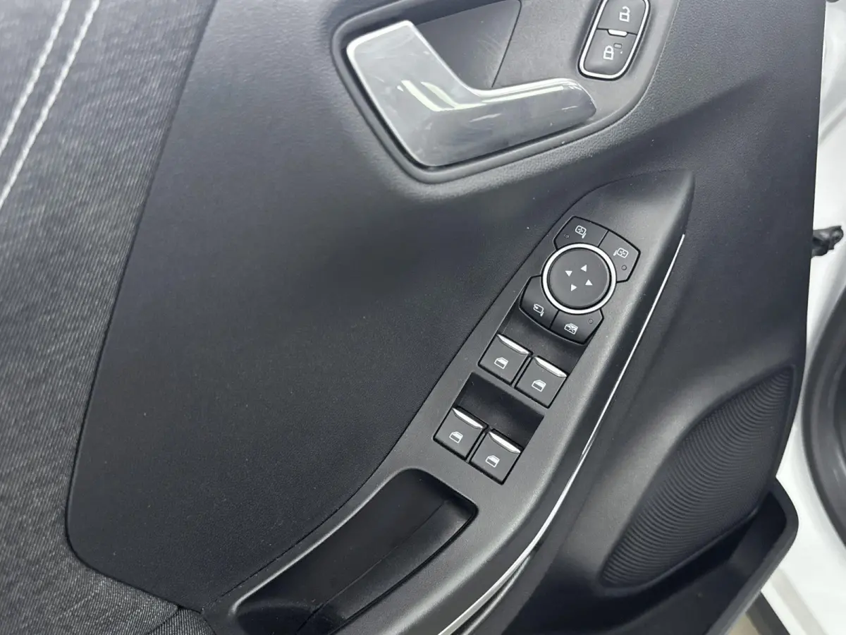 1.0 EcoBoost Titanium | CAMERA | DODE HOEK DETECTIE | CLIMATE CONTROL | NAVIGATIE |
