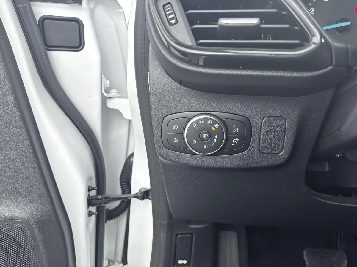 1.0 EcoBoost Titanium | CAMERA | DODE HOEK DETECTIE | CLIMATE CONTROL | NAVIGATIE |