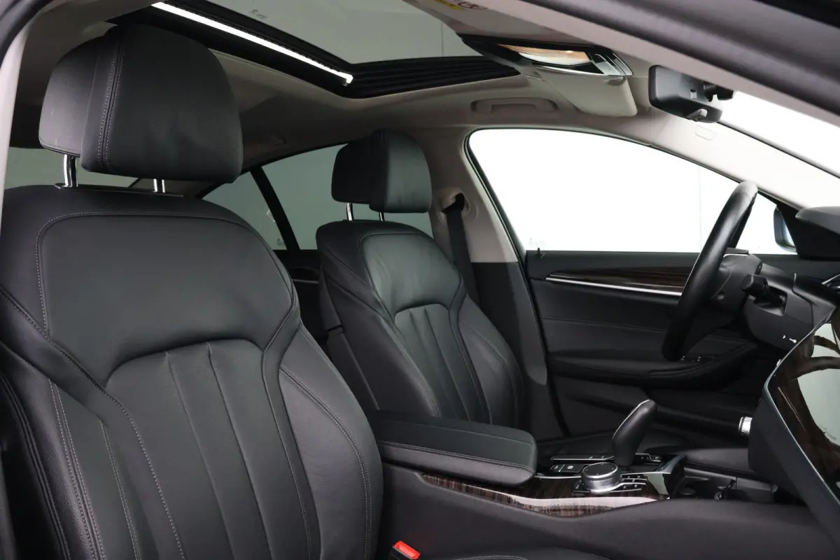 530e iPerformance High Executive | SoH 84,6 % | Comfortstoelen | Achteruitrijcamera | Schuif/Kantel Dak | Elektr. Achterklep | Driving Assistant Plus | Head-Up | Hifi | Verwarmde Stoelen voo