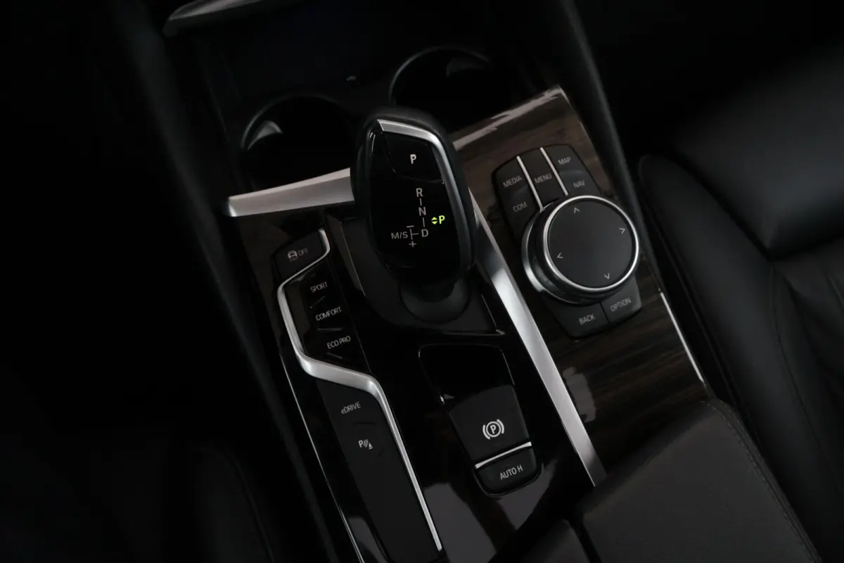530e iPerformance High Executive | SoH 84,6 % | Comfortstoelen | Achteruitrijcamera | Schuif/Kantel Dak | Elektr. Achterklep | Driving Assistant Plus | Head-Up | Hifi | Verwarmde Stoelen voo