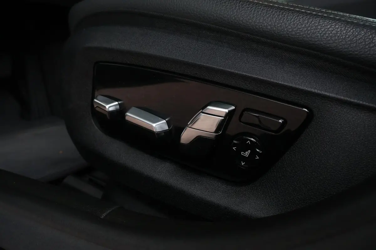 530e iPerformance High Executive | SoH 84,6 % | Comfortstoelen | Achteruitrijcamera | Schuif/Kantel Dak | Elektr. Achterklep | Driving Assistant Plus | Head-Up | Hifi | Verwarmde Stoelen voo