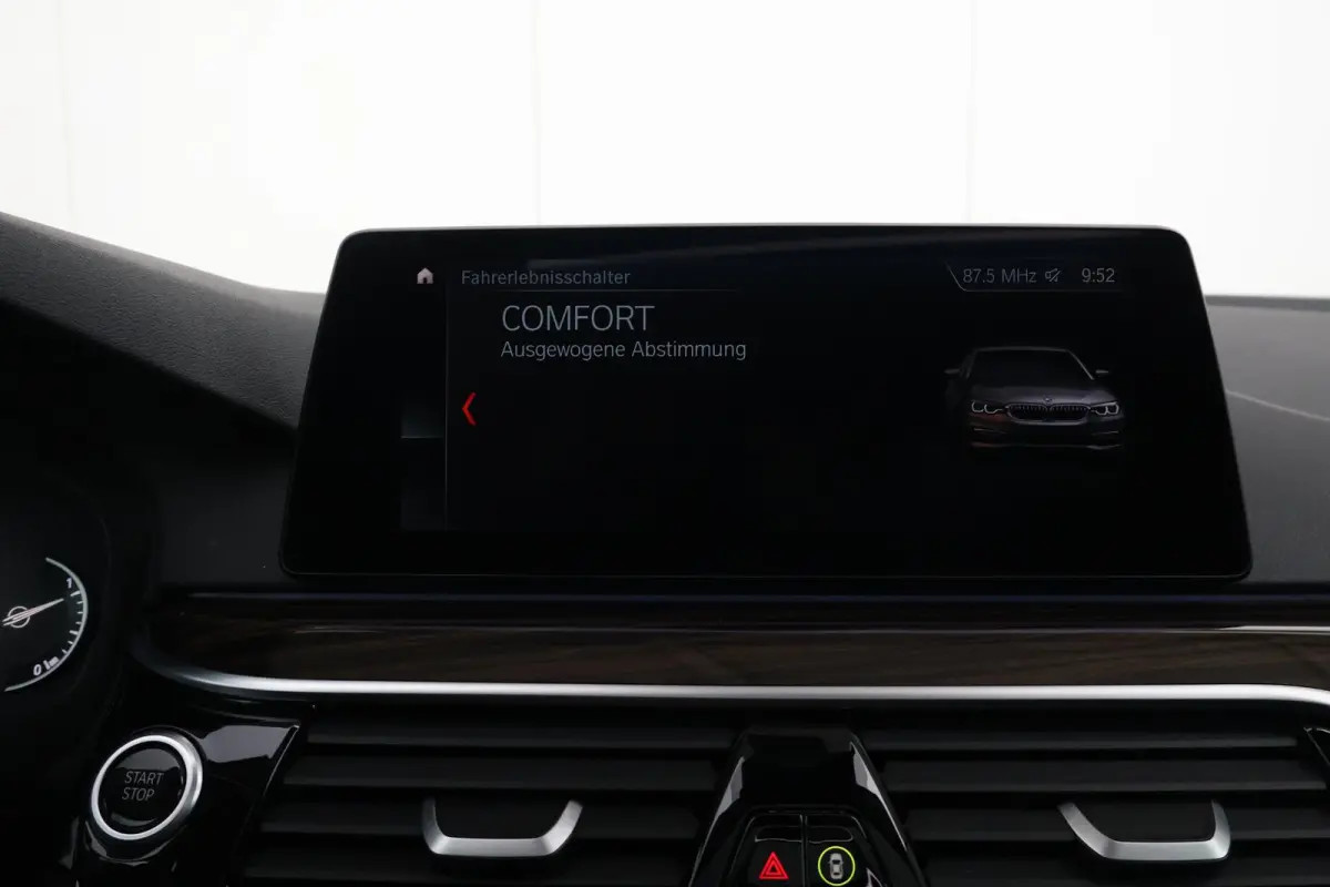 530e iPerformance High Executive | SoH 84,6 % | Comfortstoelen | Achteruitrijcamera | Schuif/Kantel Dak | Elektr. Achterklep | Driving Assistant Plus | Head-Up | Hifi | Verwarmde Stoelen voo