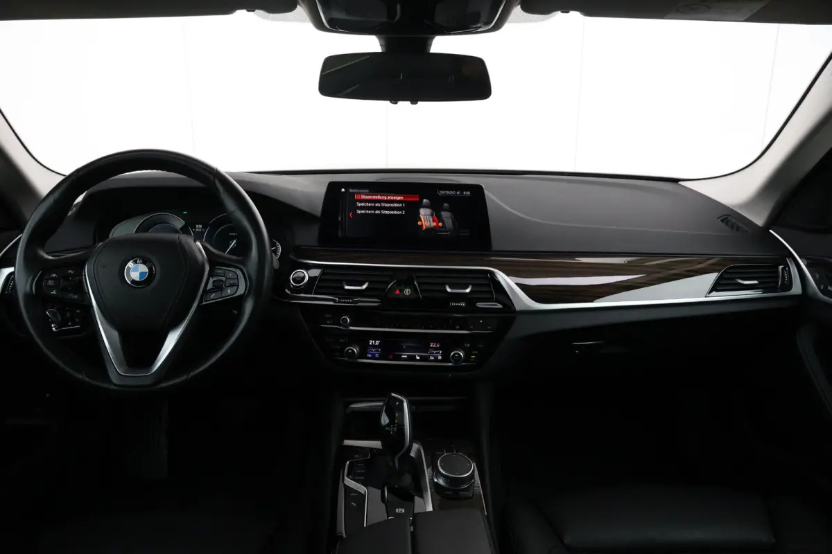 530e iPerformance High Executive | SoH 84,6 % | Comfortstoelen | Achteruitrijcamera | Schuif/Kantel Dak | Elektr. Achterklep | Driving Assistant Plus | Head-Up | Hifi | Verwarmde Stoelen voo