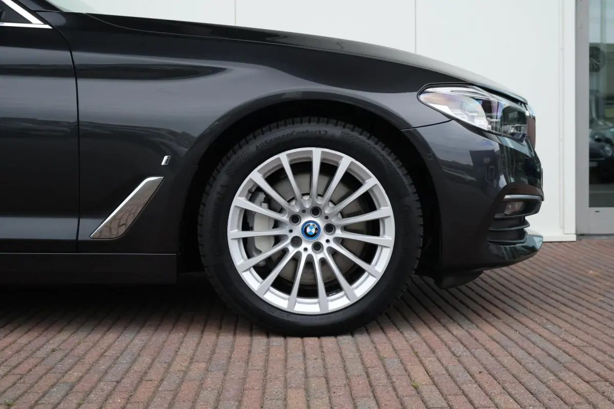 530e iPerformance High Executive | SoH 84,6 % | Comfortstoelen | Achteruitrijcamera | Schuif/Kantel Dak | Elektr. Achterklep | Driving Assistant Plus | Head-Up | Hifi | Verwarmde Stoelen voo