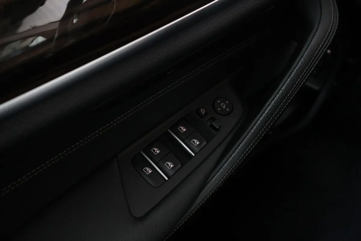 530e iPerformance High Executive | SoH 84,6 % | Comfortstoelen | Achteruitrijcamera | Schuif/Kantel Dak | Elektr. Achterklep | Driving Assistant Plus | Head-Up | Hifi | Verwarmde Stoelen voo