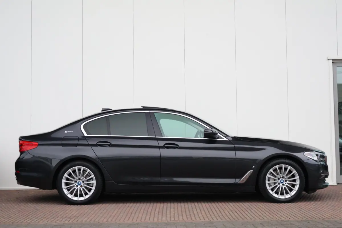 530e iPerformance High Executive | SoH 84,6 % | Comfortstoelen | Achteruitrijcamera | Schuif/Kantel Dak | Elektr. Achterklep | Driving Assistant Plus | Head-Up | Hifi | Verwarmde Stoelen voo