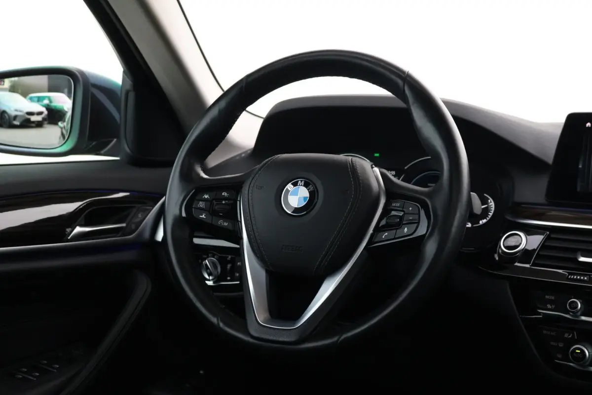 530e iPerformance High Executive | SoH 84,6 % | Comfortstoelen | Achteruitrijcamera | Schuif/Kantel Dak | Elektr. Achterklep | Driving Assistant Plus | Head-Up | Hifi | Verwarmde Stoelen voo