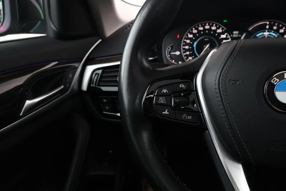 530e iPerformance High Executive | SoH 84,6 % | Comfortstoelen | Achteruitrijcamera | Schuif/Kantel Dak | Elektr. Achterklep | Driving Assistant Plus | Head-Up | Hifi | Verwarmde Stoelen voo