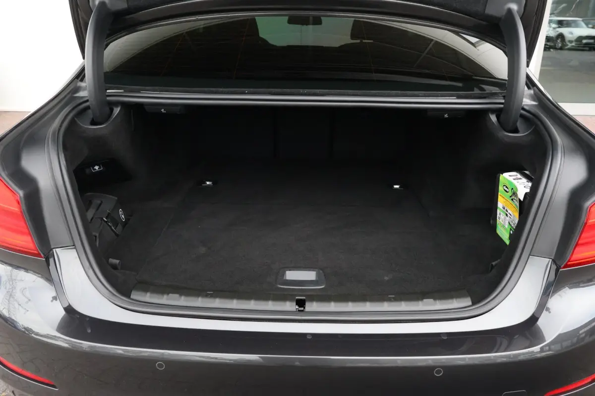 530e iPerformance High Executive | SoH 84,6 % | Comfortstoelen | Achteruitrijcamera | Schuif/Kantel Dak | Elektr. Achterklep | Driving Assistant Plus | Head-Up | Hifi | Verwarmde Stoelen voo