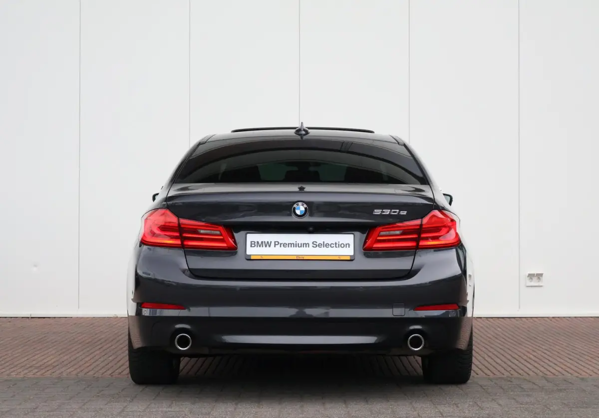 530e iPerformance High Executive | SoH 84,6 % | Comfortstoelen | Achteruitrijcamera | Schuif/Kantel Dak | Elektr. Achterklep | Driving Assistant Plus | Head-Up | Hifi | Verwarmde Stoelen voo