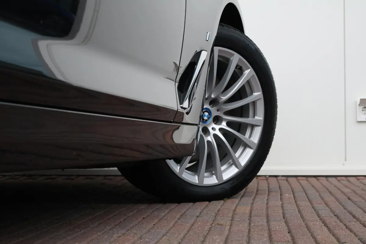 530e iPerformance High Executive | SoH 84,6 % | Comfortstoelen | Achteruitrijcamera | Schuif/Kantel Dak | Elektr. Achterklep | Driving Assistant Plus | Head-Up | Hifi | Verwarmde Stoelen voo