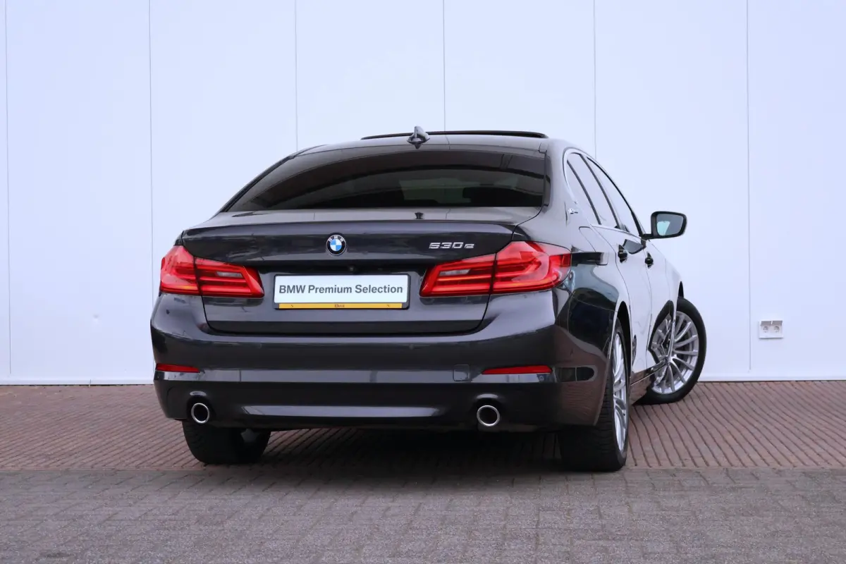 530e iPerformance High Executive | SoH 84,6 % | Comfortstoelen | Achteruitrijcamera | Schuif/Kantel Dak | Elektr. Achterklep | Driving Assistant Plus | Head-Up | Hifi | Verwarmde Stoelen voo