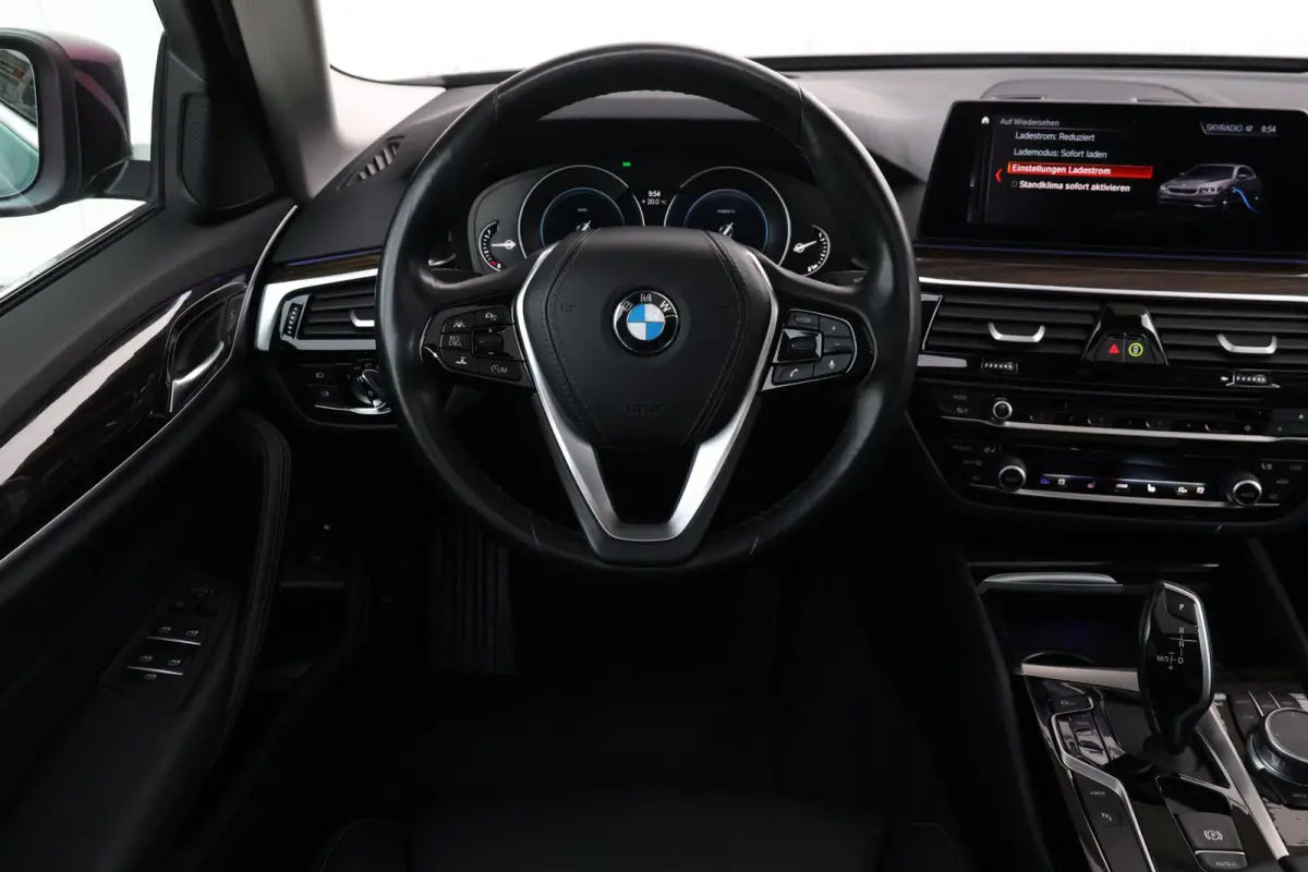530e iPerformance High Executive | SoH 84,6 % | Comfortstoelen | Achteruitrijcamera | Schuif/Kantel Dak | Elektr. Achterklep | Driving Assistant Plus | Head-Up | Hifi | Verwarmde Stoelen voo