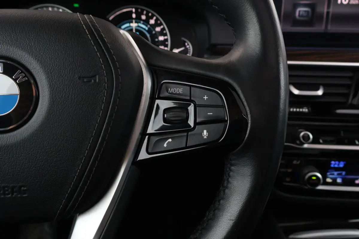 530e iPerformance High Executive | SoH 84,6 % | Comfortstoelen | Achteruitrijcamera | Schuif/Kantel Dak | Elektr. Achterklep | Driving Assistant Plus | Head-Up | Hifi | Verwarmde Stoelen voo
