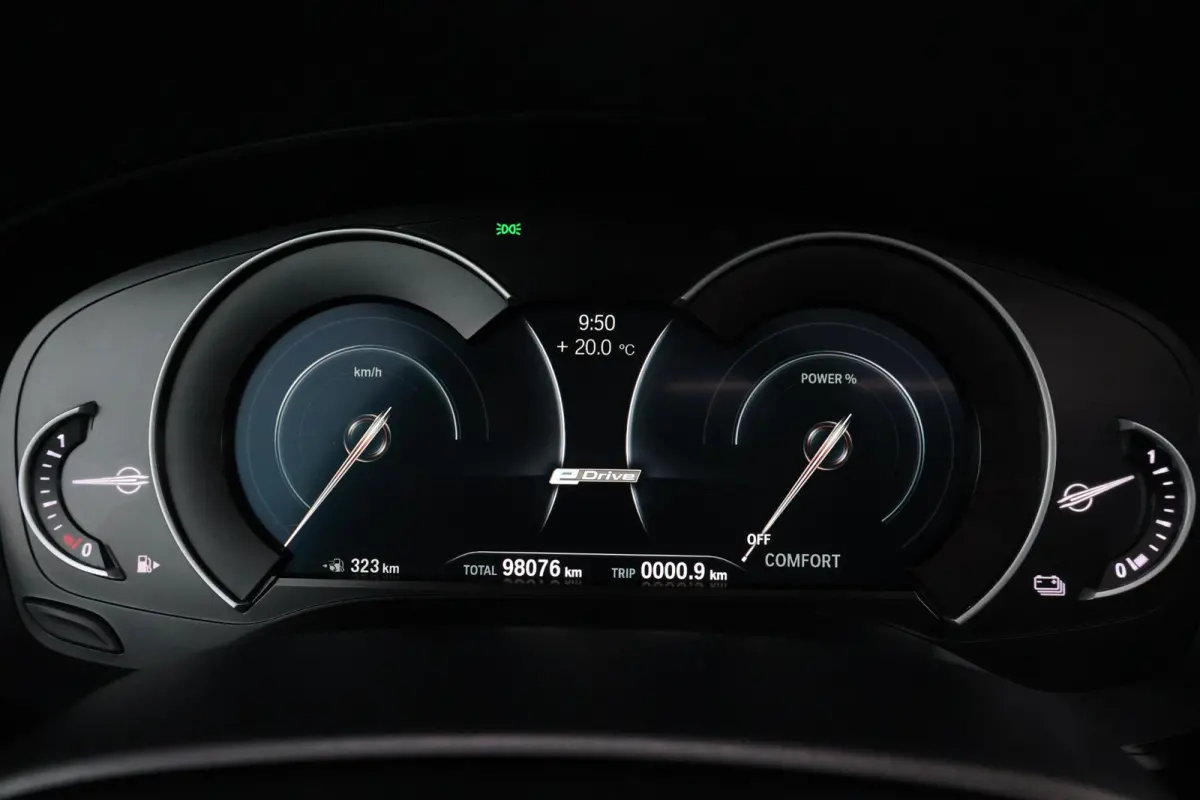 530e iPerformance High Executive | SoH 84,6 % | Comfortstoelen | Achteruitrijcamera | Schuif/Kantel Dak | Elektr. Achterklep | Driving Assistant Plus | Head-Up | Hifi | Verwarmde Stoelen voo