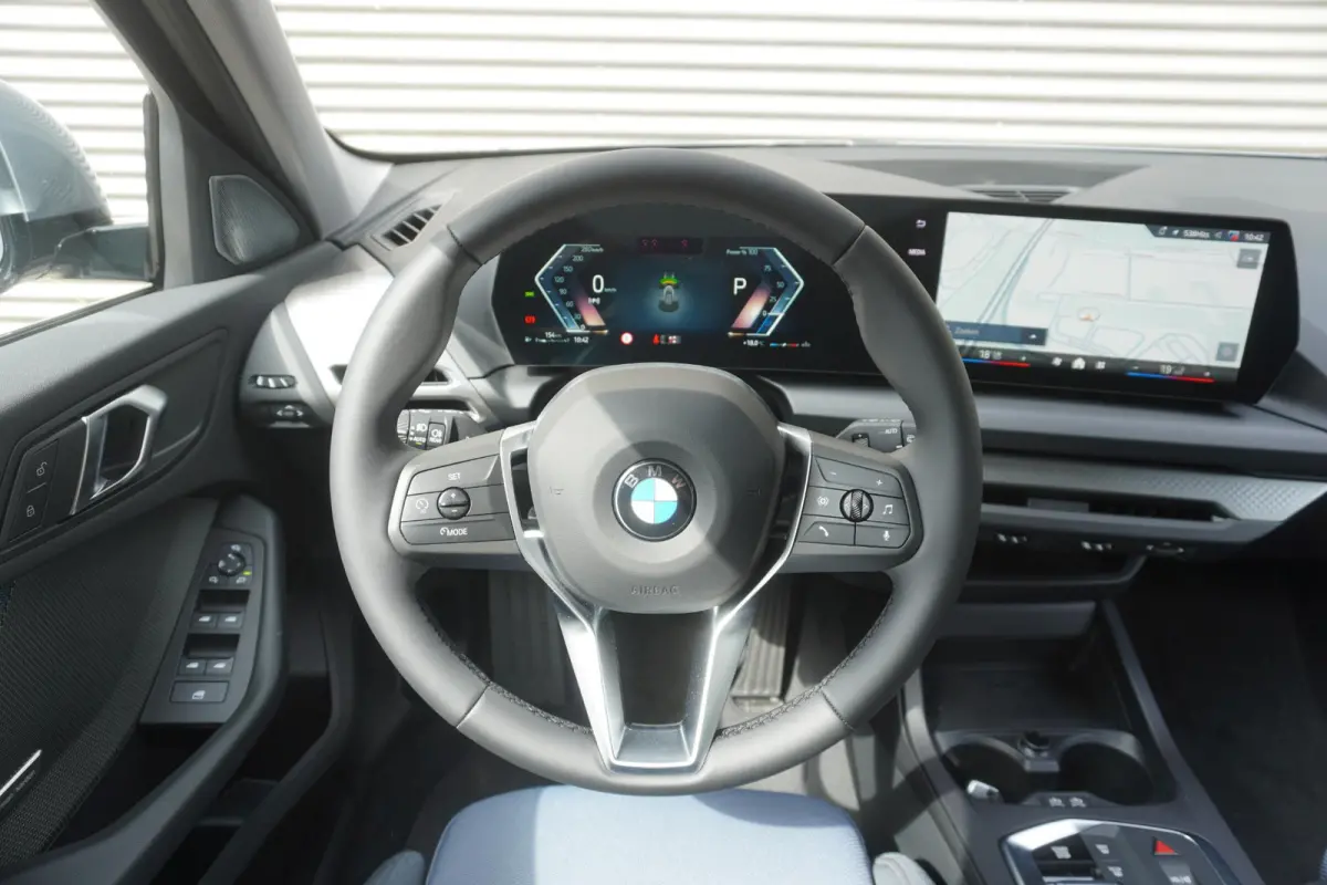 120 | M Sport Design | Premium Pack | Stuurwielrand verwarmd | Harman Kardon HiFi Sound system | Comfort Access | Achteruitrijcamera
