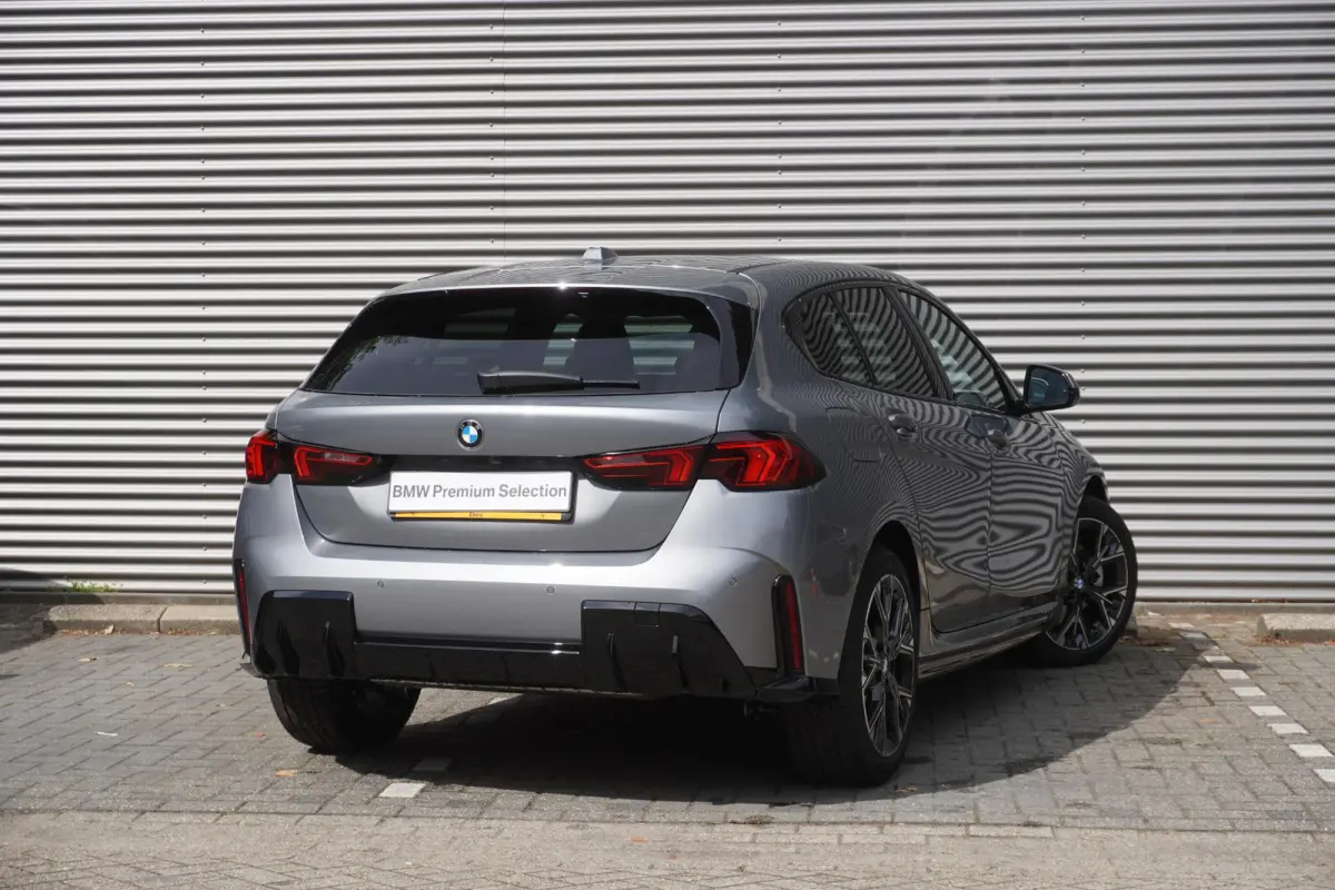 120 | M Sport Design | Premium Pack | Stuurwielrand verwarmd | Harman Kardon HiFi Sound system | Comfort Access | Achteruitrijcamera