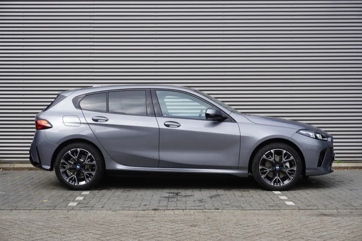 120 | M Sport Design | Premium Pack | Stuurwielrand verwarmd | Harman Kardon HiFi Sound system | Comfort Access | Achteruitrijcamera