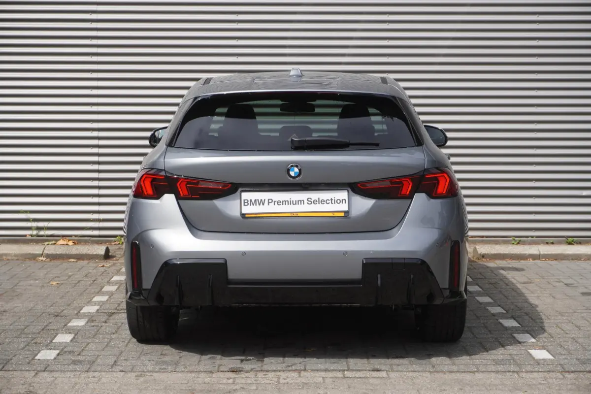 120 | M Sport Design | Premium Pack | Stuurwielrand verwarmd | Harman Kardon HiFi Sound system | Comfort Access | Achteruitrijcamera