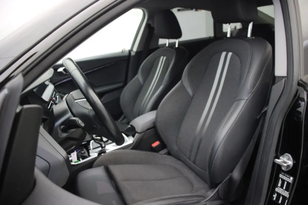 218i Introduction Edition Automaat - Digitaal Cockpit, Carplay, Camera, Half Leer