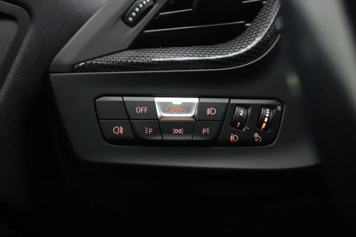 218i Introduction Edition Automaat - Digitaal Cockpit, Carplay, Camera, Half Leer