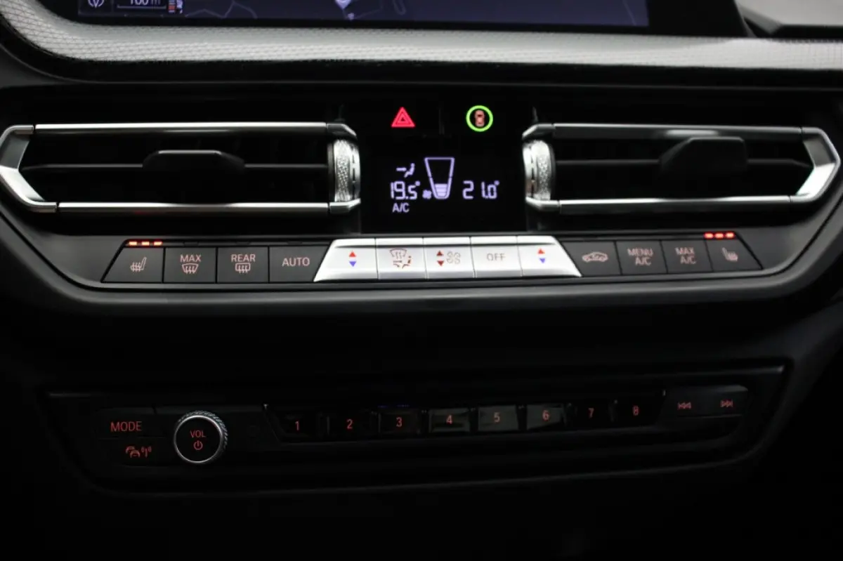 218i Introduction Edition Automaat - Digitaal Cockpit, Carplay, Camera, Half Leer