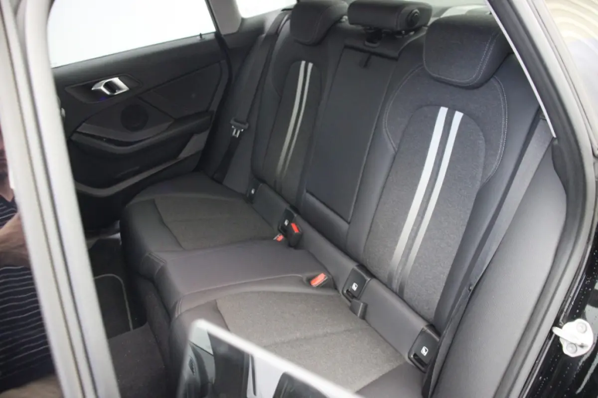 218i Introduction Edition Automaat - Digitaal Cockpit, Carplay, Camera, Half Leer