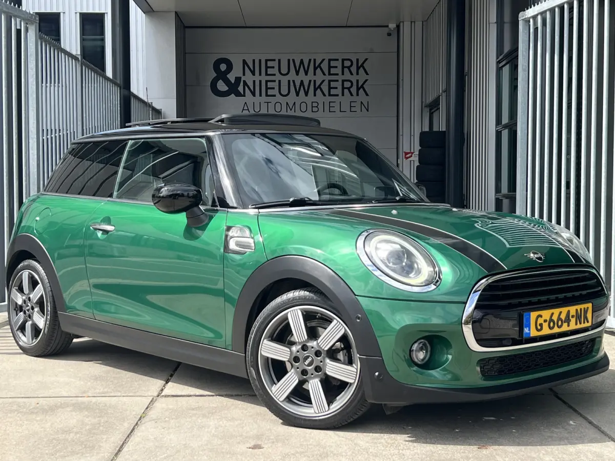 1.5 Cooper 60 Years Edition | AUTOMAAT | HEAD-UP DISPLAY | LEDER | SCHUIF/KANTELDAK | CARPLAY/ANDROID | HARMAN/KARDON | NAVI | CRUISE CONTROL | PDC V+A | CLIMATE CONTROL | LMV 17'' | STOELVE