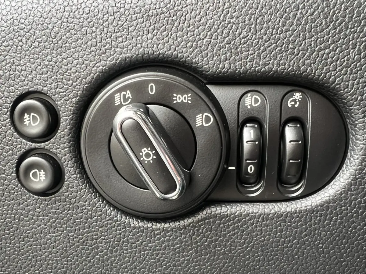 1.5 Cooper 60 Years Edition | AUTOMAAT | HEAD-UP DISPLAY | LEDER | SCHUIF/KANTELDAK | CARPLAY/ANDROID | HARMAN/KARDON | NAVI | CRUISE CONTROL | PDC V+A | CLIMATE CONTROL | LMV 17'' | STOELVE