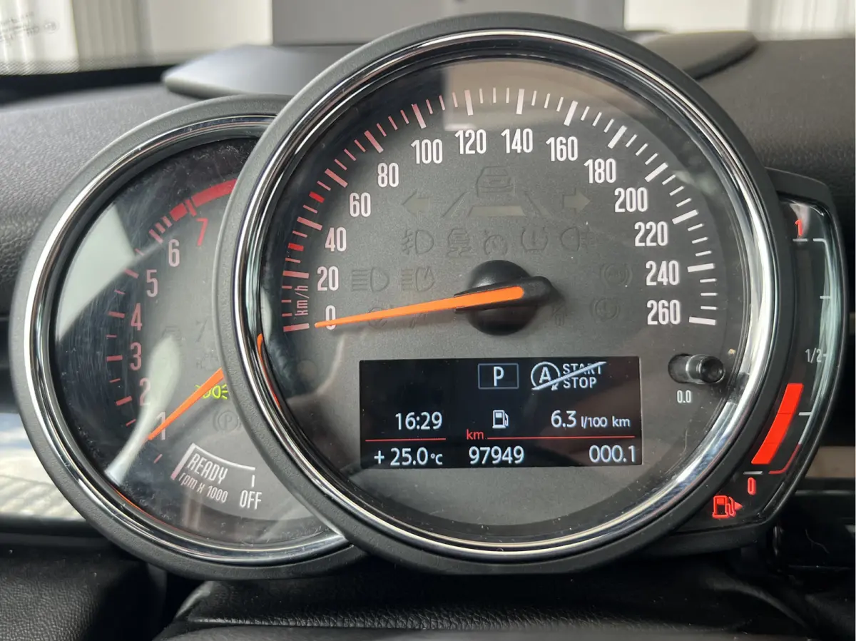 1.5 Cooper 60 Years Edition | AUTOMAAT | HEAD-UP DISPLAY | LEDER | SCHUIF/KANTELDAK | CARPLAY/ANDROID | HARMAN/KARDON | NAVI | CRUISE CONTROL | PDC V+A | CLIMATE CONTROL | LMV 17'' | STOELVE