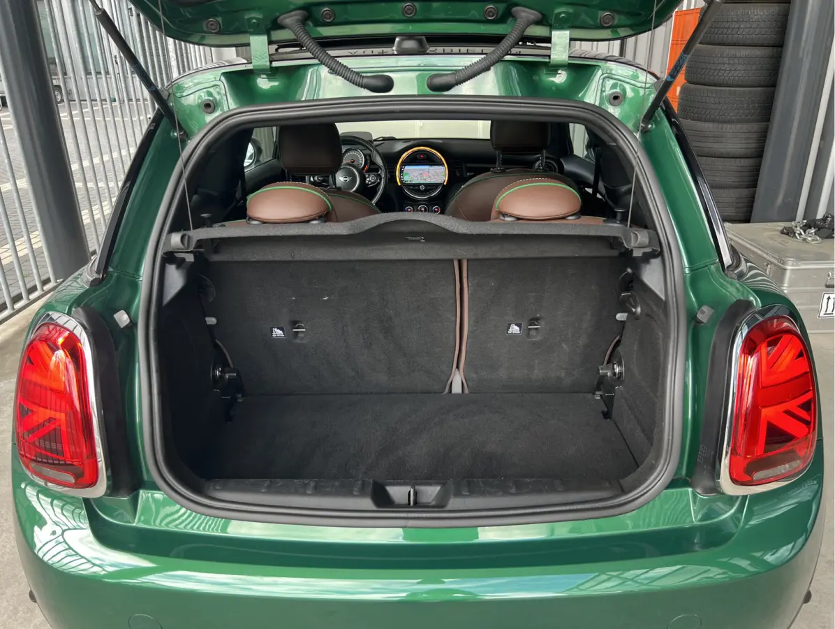 1.5 Cooper 60 Years Edition | AUTOMAAT | HEAD-UP DISPLAY | LEDER | SCHUIF/KANTELDAK | CARPLAY/ANDROID | HARMAN/KARDON | NAVI | CRUISE CONTROL | PDC V+A | CLIMATE CONTROL | LMV 17'' | STOELVE