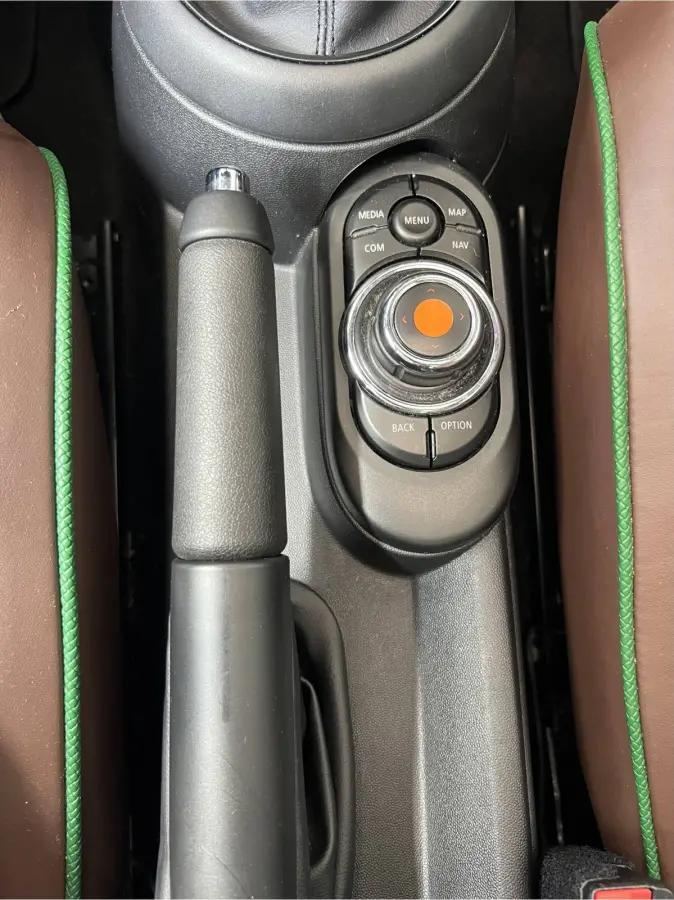 1.5 Cooper 60 Years Edition | AUTOMAAT | HEAD-UP DISPLAY | LEDER | SCHUIF/KANTELDAK | CARPLAY/ANDROID | HARMAN/KARDON | NAVI | CRUISE CONTROL | PDC V+A | CLIMATE CONTROL | LMV 17'' | STOELVE