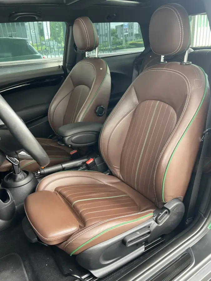 1.5 Cooper 60 Years Edition | AUTOMAAT | HEAD-UP DISPLAY | LEDER | SCHUIF/KANTELDAK | CARPLAY/ANDROID | HARMAN/KARDON | NAVI | CRUISE CONTROL | PDC V+A | CLIMATE CONTROL | LMV 17'' | STOELVE