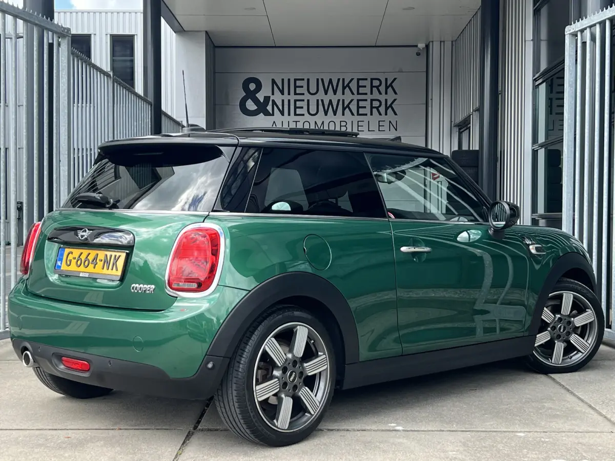 1.5 Cooper 60 Years Edition | AUTOMAAT | HEAD-UP DISPLAY | LEDER | SCHUIF/KANTELDAK | CARPLAY/ANDROID | HARMAN/KARDON | NAVI | CRUISE CONTROL | PDC V+A | CLIMATE CONTROL | LMV 17'' | STOELVE