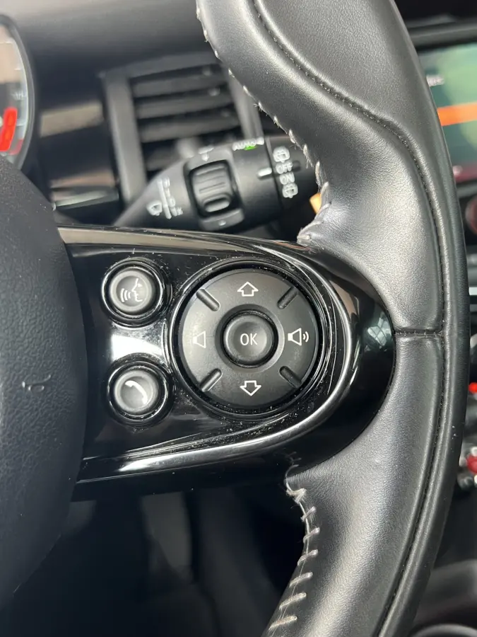 1.5 Cooper 60 Years Edition | AUTOMAAT | HEAD-UP DISPLAY | LEDER | SCHUIF/KANTELDAK | CARPLAY/ANDROID | HARMAN/KARDON | NAVI | CRUISE CONTROL | PDC V+A | CLIMATE CONTROL | LMV 17'' | STOELVE