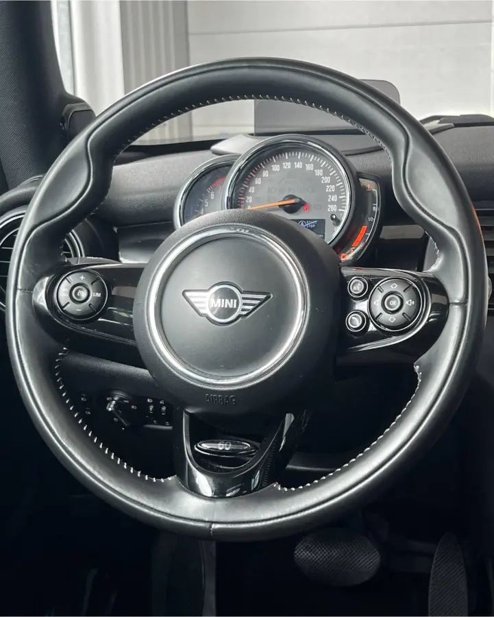 1.5 Cooper 60 Years Edition | AUTOMAAT | HEAD-UP DISPLAY | LEDER | SCHUIF/KANTELDAK | CARPLAY/ANDROID | HARMAN/KARDON | NAVI | CRUISE CONTROL | PDC V+A | CLIMATE CONTROL | LMV 17'' | STOELVE