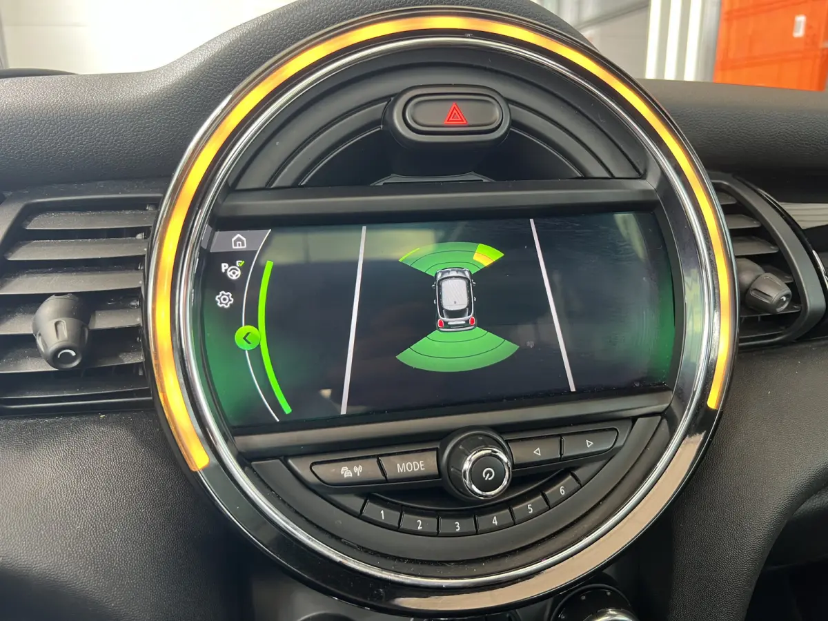 1.5 Cooper 60 Years Edition | AUTOMAAT | HEAD-UP DISPLAY | LEDER | SCHUIF/KANTELDAK | CARPLAY/ANDROID | HARMAN/KARDON | NAVI | CRUISE CONTROL | PDC V+A | CLIMATE CONTROL | LMV 17'' | STOELVE