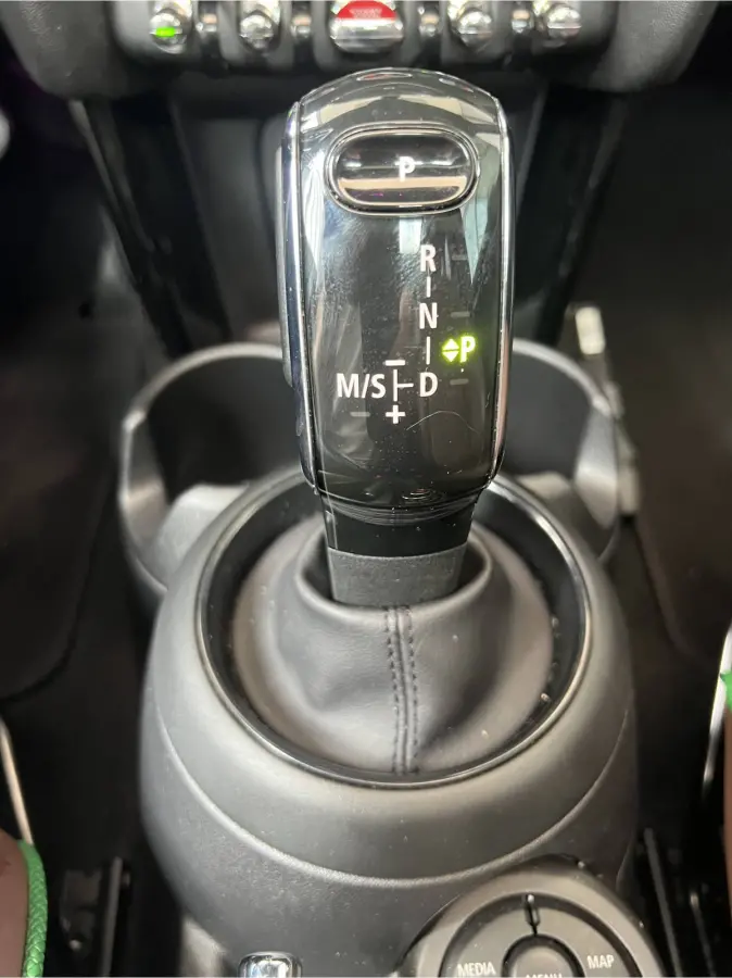1.5 Cooper 60 Years Edition | AUTOMAAT | HEAD-UP DISPLAY | LEDER | SCHUIF/KANTELDAK | CARPLAY/ANDROID | HARMAN/KARDON | NAVI | CRUISE CONTROL | PDC V+A | CLIMATE CONTROL | LMV 17'' | STOELVE