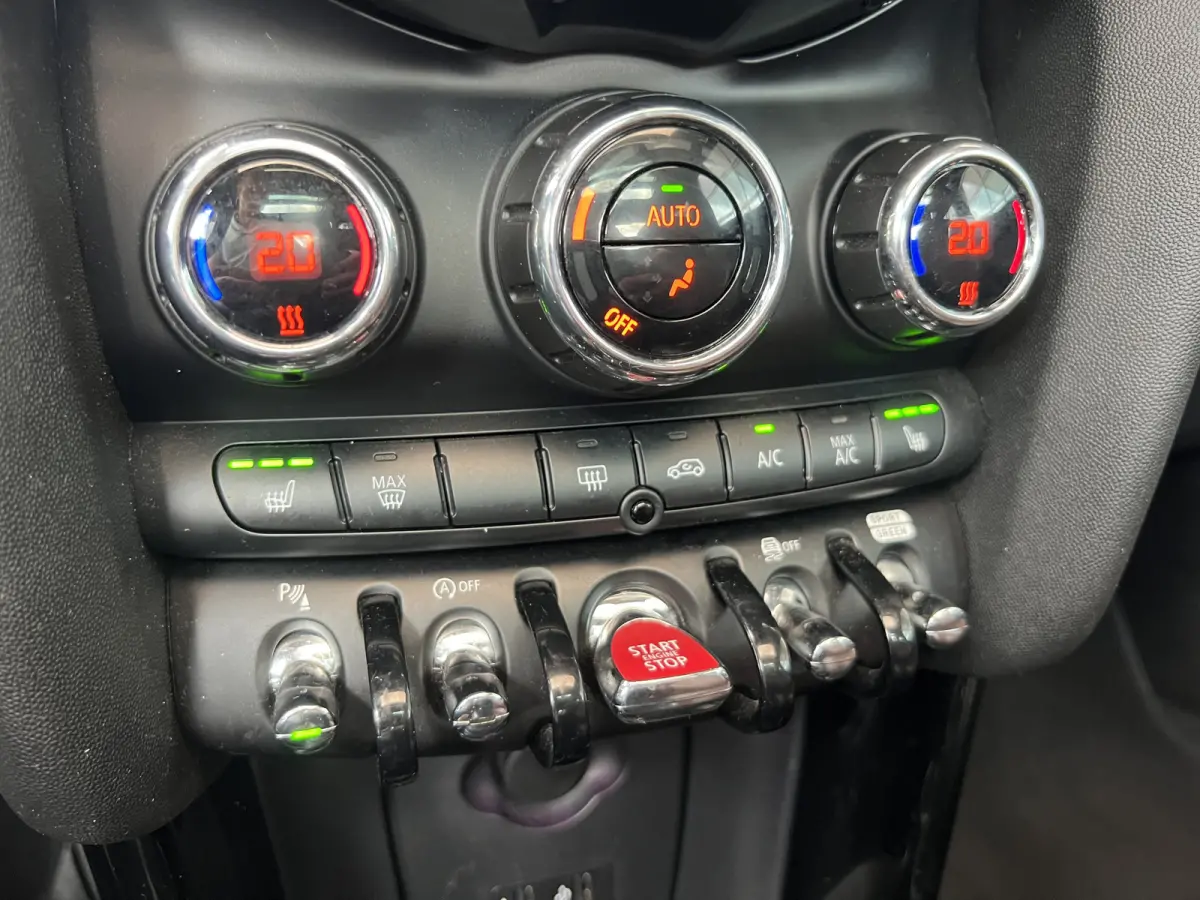 1.5 Cooper 60 Years Edition | AUTOMAAT | HEAD-UP DISPLAY | LEDER | SCHUIF/KANTELDAK | CARPLAY/ANDROID | HARMAN/KARDON | NAVI | CRUISE CONTROL | PDC V+A | CLIMATE CONTROL | LMV 17'' | STOELVE