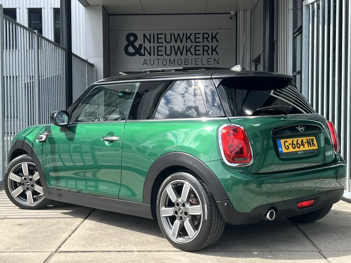 1.5 Cooper 60 Years Edition | AUTOMAAT | HEAD-UP DISPLAY | LEDER | SCHUIF/KANTELDAK | CARPLAY/ANDROID | HARMAN/KARDON | NAVI | CRUISE CONTROL | PDC V+A | CLIMATE CONTROL | LMV 17'' | STOELVE