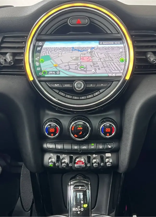 1.5 Cooper 60 Years Edition | AUTOMAAT | HEAD-UP DISPLAY | LEDER | SCHUIF/KANTELDAK | CARPLAY/ANDROID | HARMAN/KARDON | NAVI | CRUISE CONTROL | PDC V+A | CLIMATE CONTROL | LMV 17'' | STOELVE