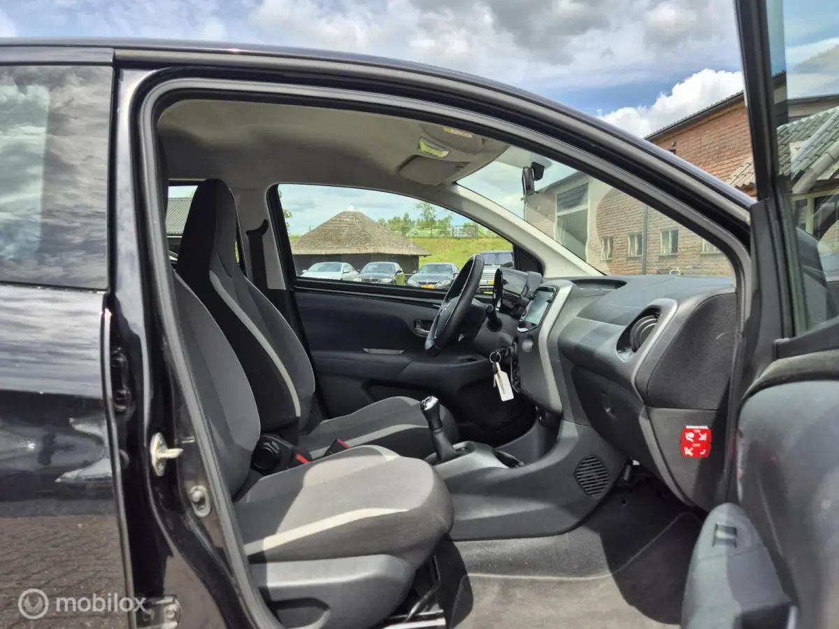 1.0 VVT-i x-play I Camera I Airco I Apple Carplay I Cruise I
