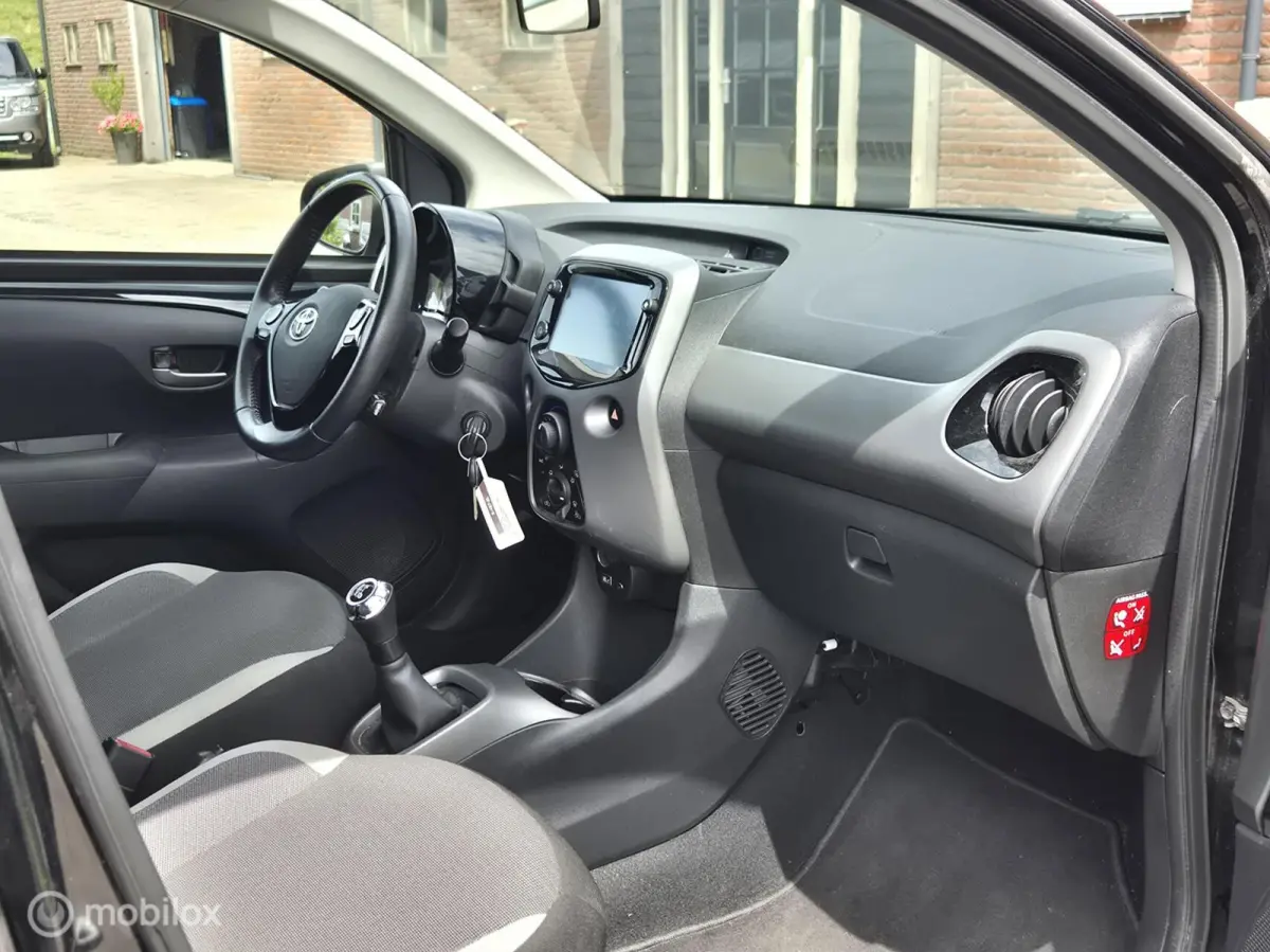 1.0 VVT-i x-play I Camera I Airco I Apple Carplay I Cruise I