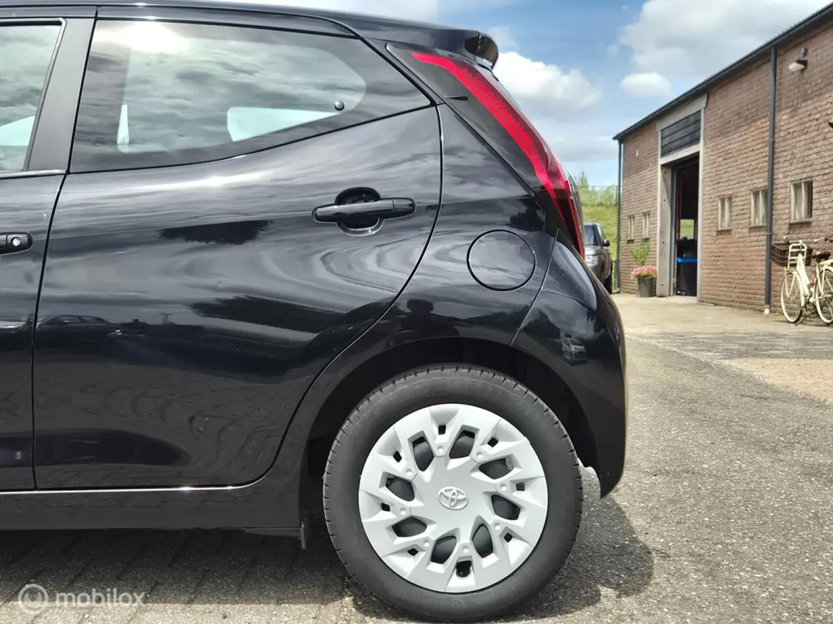 1.0 VVT-i x-play I Camera I Airco I Apple Carplay I Cruise I