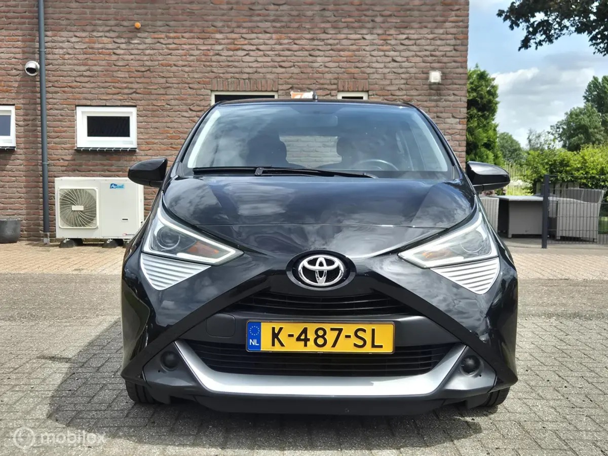 1.0 VVT-i x-play I Camera I Airco I Apple Carplay I Cruise I