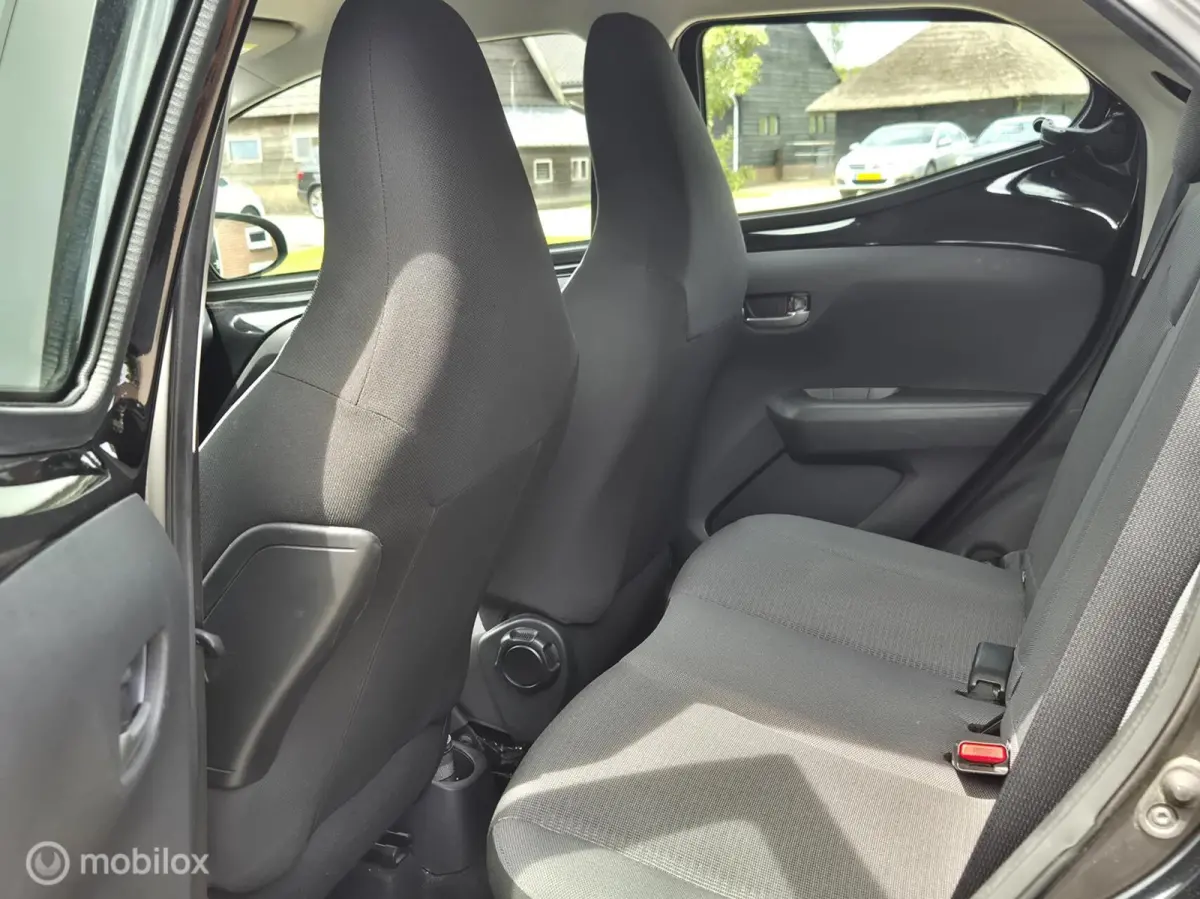 1.0 VVT-i x-play I Camera I Airco I Apple Carplay I Cruise I