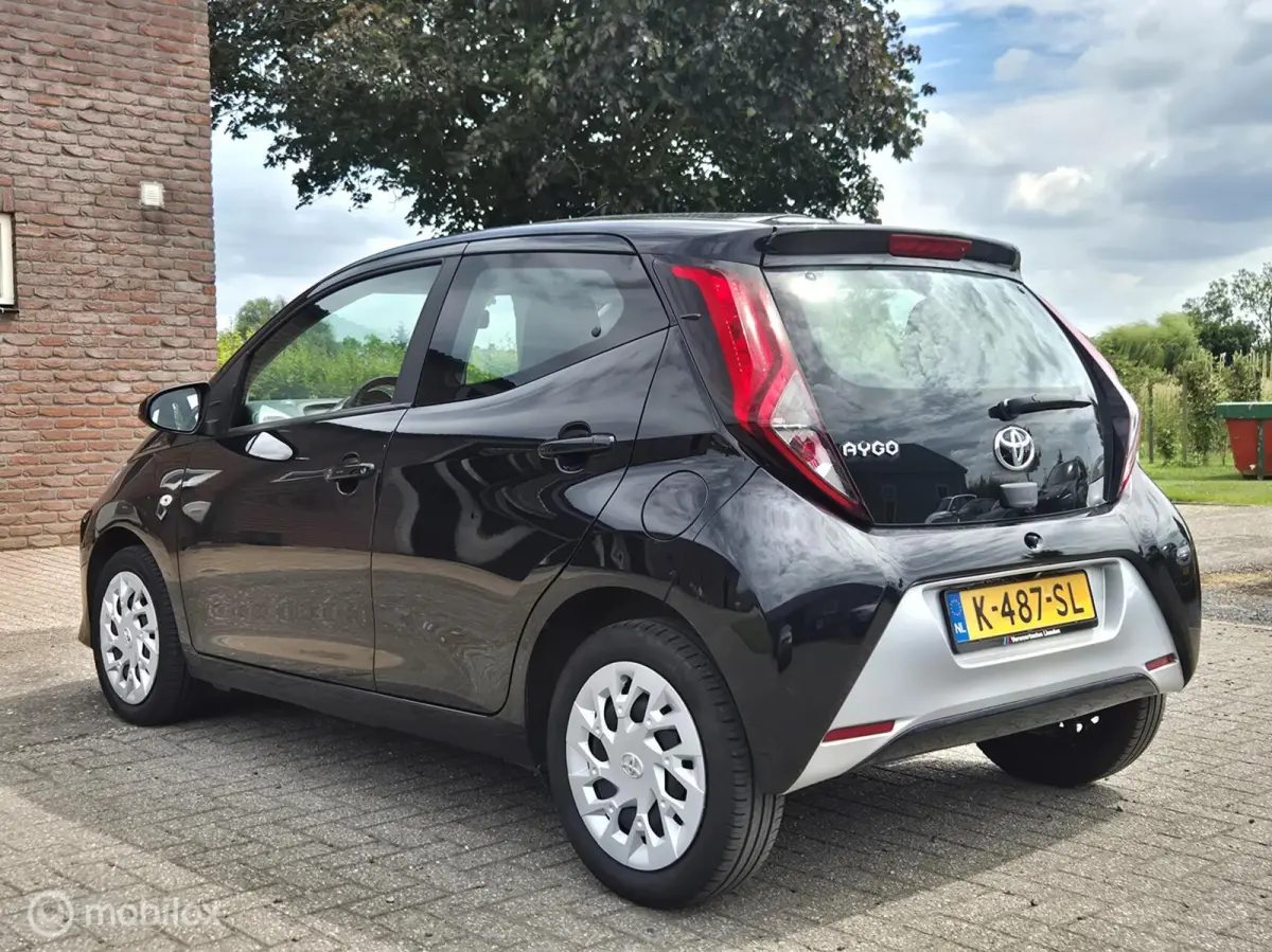 1.0 VVT-i x-play I Camera I Airco I Apple Carplay I Cruise I