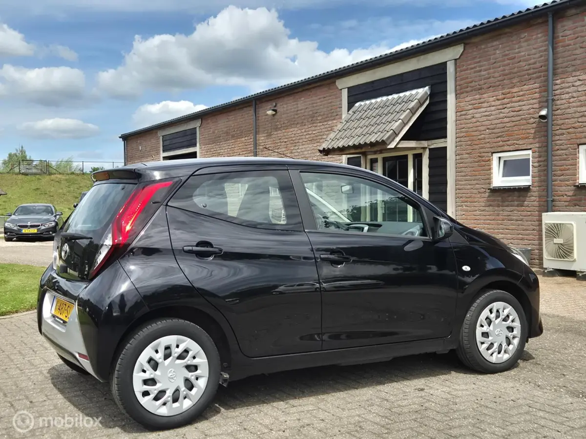1.0 VVT-i x-play I Camera I Airco I Apple Carplay I Cruise I