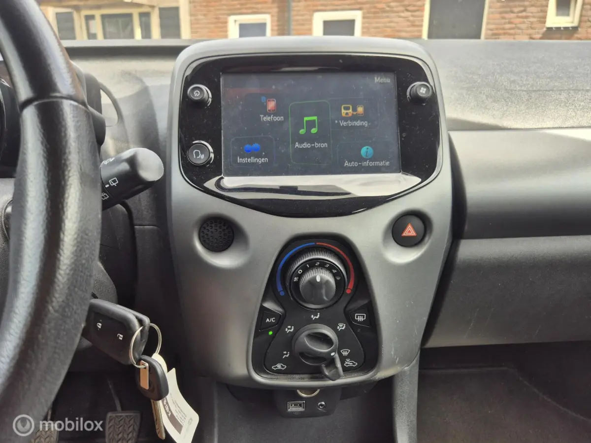 1.0 VVT-i x-play I Camera I Airco I Apple Carplay I Cruise I
