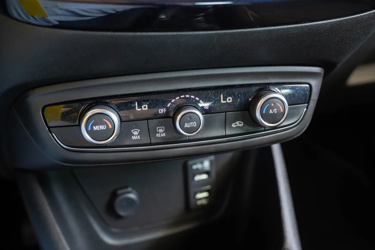 1.2 Turbo 120 Jaar Edition | Camera | Trekhaak | Climate Controle | Navigatie | Apple Carplay & Android Auto | Parkeersensoren |